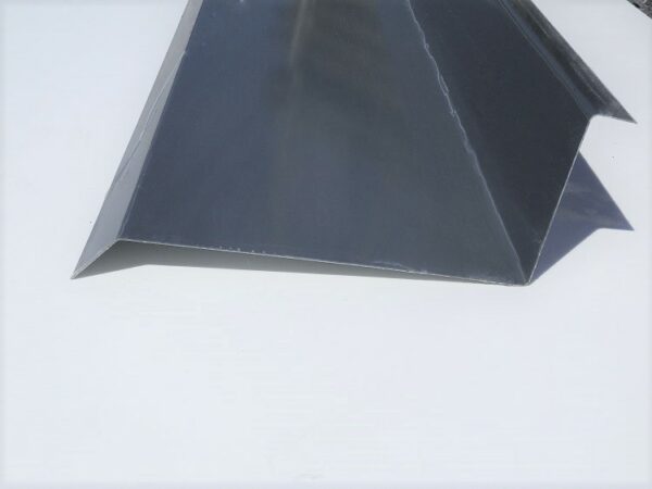 Rive contre mur gris 7016 – Image 1