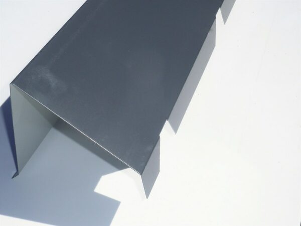 Faitière sur mur crantée gris 7016 – Image 1